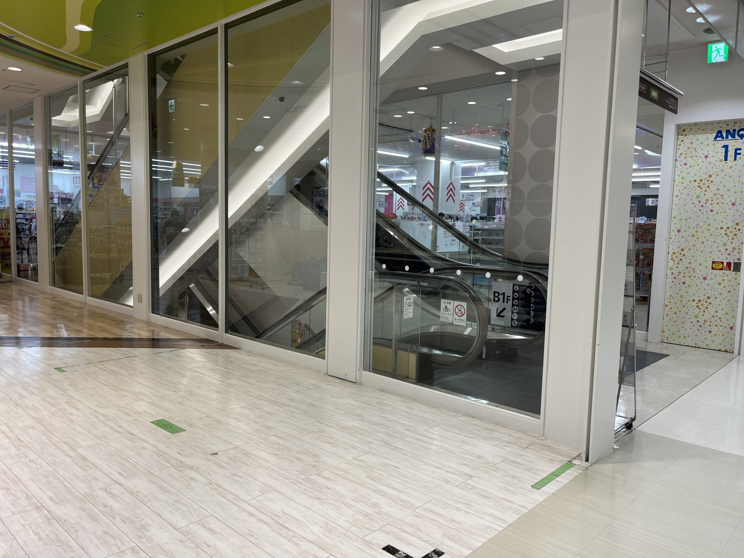 1階西エスカレーター横
